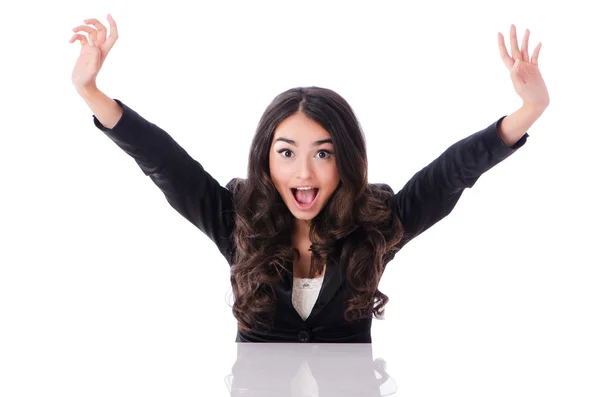 Junge Geschäftsfrau sitzt am Schreibtisch auf weiß — Stockfoto