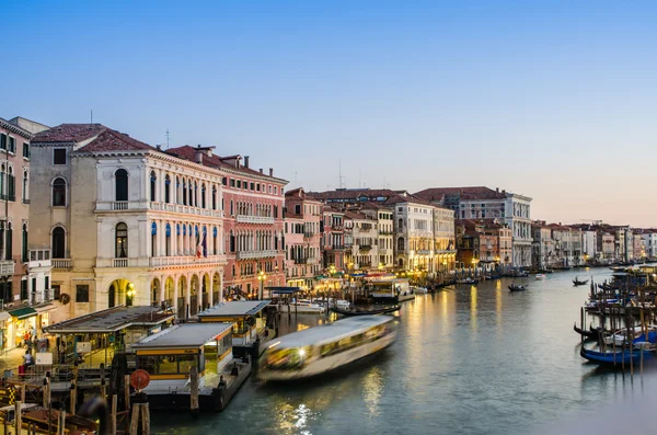 Venedig, Italien - 30 juni: utsikten från rialto-bron på den 30 juni, 201 — Stockfoto