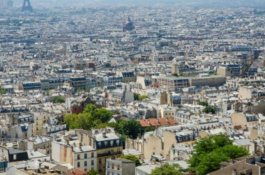 Parlak yaz gününde Paris 'in silüeti