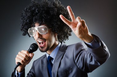adam afro saç kesimi şarkı Studio