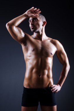 kaslı adam koyu Studio