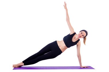 Beyaz üzerinde egzersiz yapan genç bir kadın.