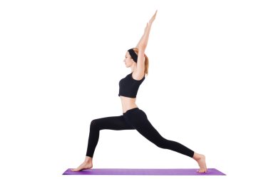 Beyaz üzerinde egzersiz yapan genç bir kadın.