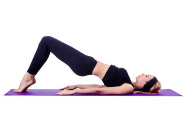 Beyaz üzerinde egzersiz yapan genç bir kadın.