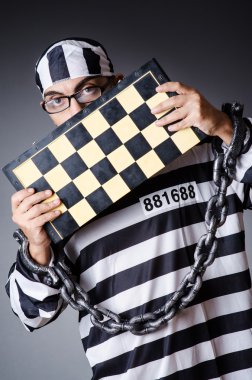 Çizgili üniformalı bir suçlu.