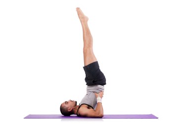 Beyazlar üzerinde egzersiz yapan adam.