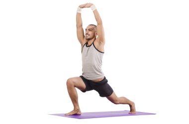 Beyazlar üzerinde egzersiz yapan adam.