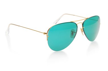 Beyaz üzerinde izole edilmiş zarif güneş gözlükleri.