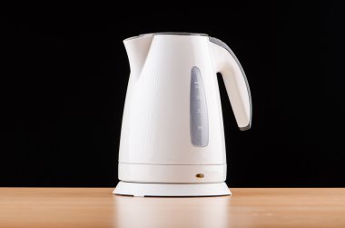 gri arka planı beyaz su ısıtıcısı