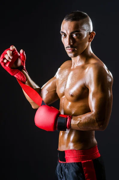 Boxeador con guantes rojos en habitación oscura —  Fotos de Stock