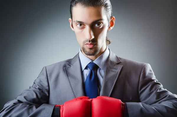 Empresário com luvas de boxe em branco — Fotografia de Stock