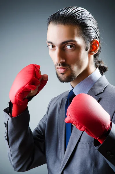 Empresario con guantes de boxeo en blanco — Stockfoto