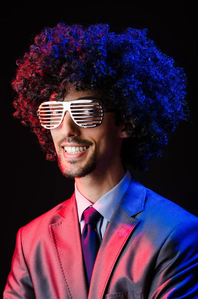 Singer with afro cut in dark studio — Stock Photo, Image