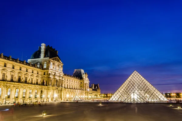 PARIS - 18 AOÛT : Le musée du Louvre au coucher du soleil le 18 août 2012 à — Photo