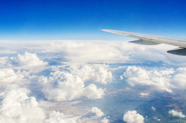 Ala de avião pela janela — Fotografia de Stock