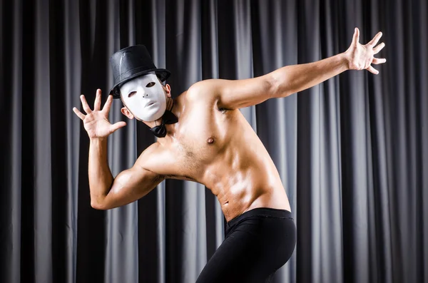 Izmos színész maszkkal ellen függöny — Stock Fotó