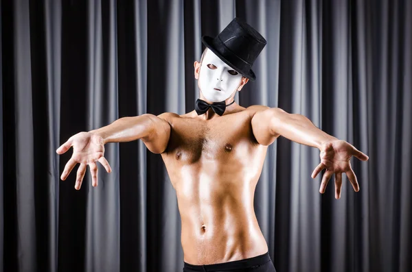 Actor muscular con máscara contra cortina — Foto de Stock