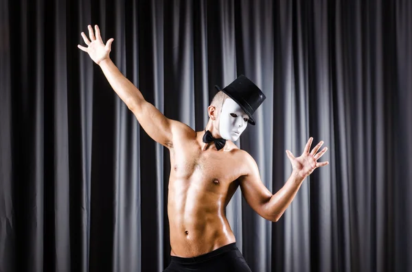 カーテンに対するマスクと筋肉の俳優 — ストック写真