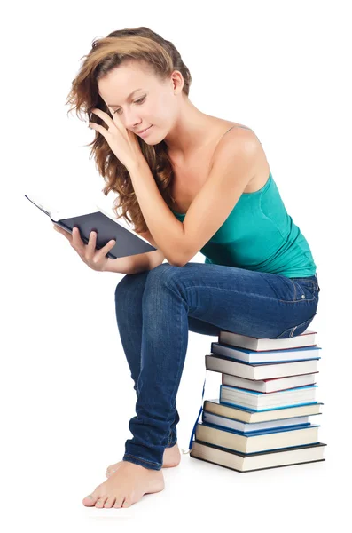 Öğrenci kitap yığınının üzerinde oturuyor — Stok fotoğraf
