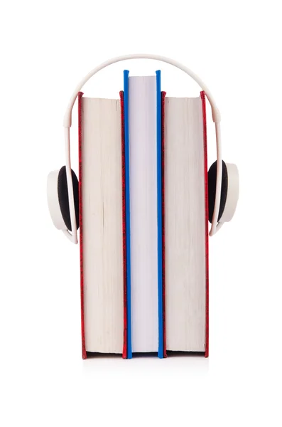 Concetto di audiolibri con auricolari su bianco — Foto Stock