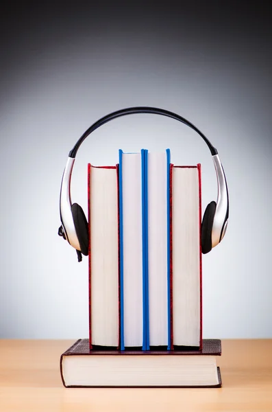Konzept von Hörbüchern mit Kopfhörern auf weiß — Stockfoto