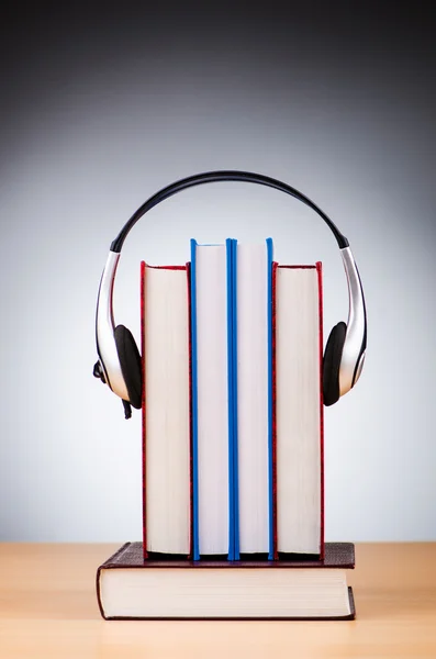 Concetto di audiolibri con auricolari su bianco — Foto Stock