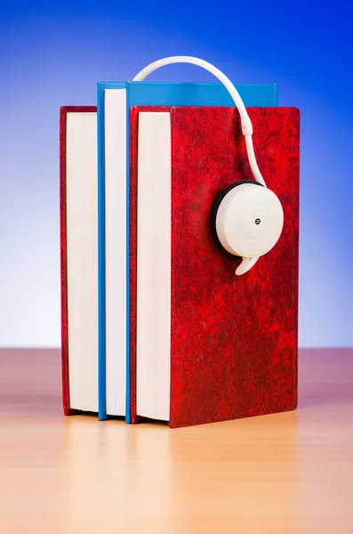 Concept de livres audio avec écouteurs sur blanc — Photo