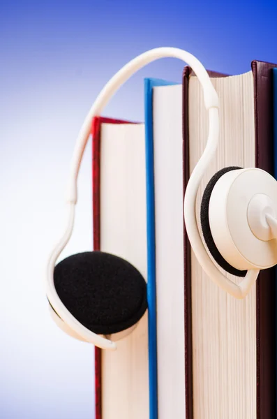 Concept de livres audio avec écouteurs sur blanc — Photo