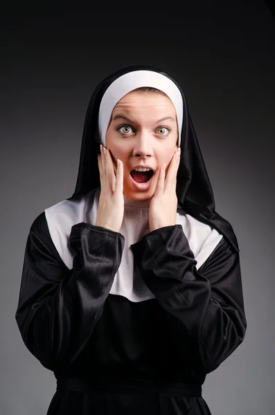 Joven monja en concepto religioso —  Fotos de Stock