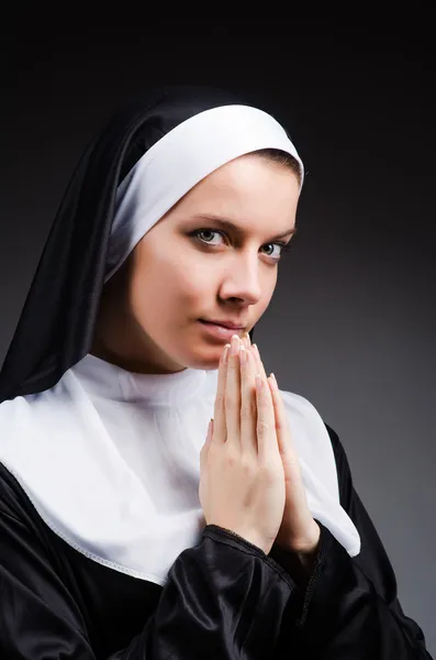 Jovem freira no conceito religioso — Fotografia de Stock