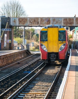 Aydınlık yaz günü yapılan demiryolu parça