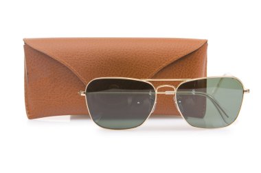 Beyaz üzerinde izole edilmiş zarif güneş gözlükleri.