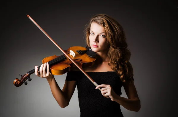 Femme interprète avec violon en studio — Photo