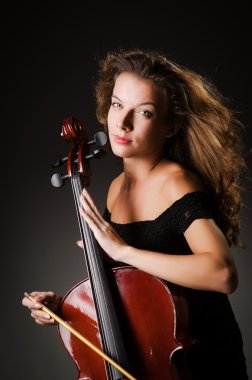 Çello Studio ile kadın sanatçı