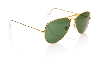 Beyaz üzerinde izole edilmiş zarif güneş gözlükleri.