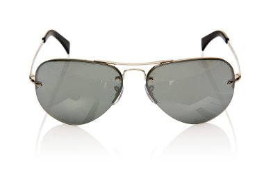 Beyaz üzerinde izole edilmiş zarif güneş gözlükleri.