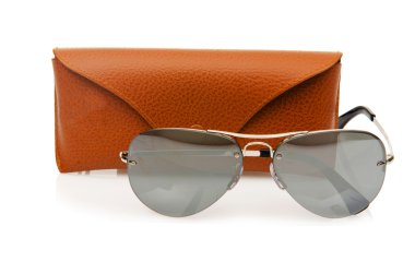 Beyaz üzerinde izole edilmiş zarif güneş gözlükleri.