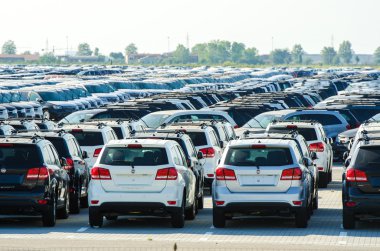 Toskana, İtalya - 27 Haziran: yeni arabalar Park dağıtım merkezi