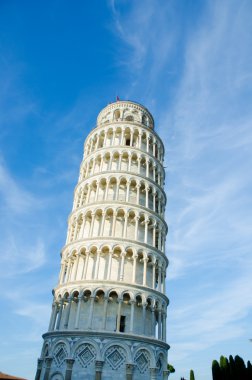 Yaz günü Pisa 'nın ünlü meyilli kulesi