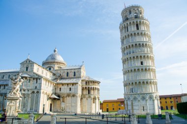 Yaz günü Pisa 'nın ünlü meyilli kulesi