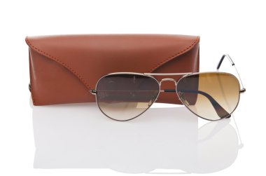 Beyaz üzerinde izole edilmiş zarif güneş gözlükleri.