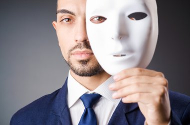 ikiyüzlülük kavramı maskeli adam