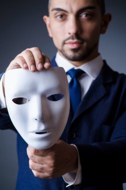 ikiyüzlülük kavramı maskeli adam