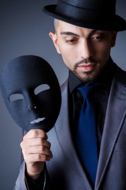ikiyüzlülük kavramı maskeli adam
