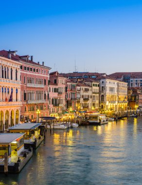 Venice, İtalya - 30 Haziran: rialto Bridge görünümü üzerinde 30 Haziran 201