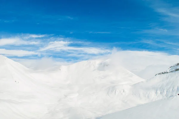 Montagne di neve in giorno invernale lucente — Foto Stock