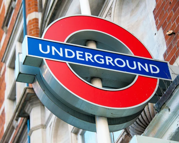 Londýnské podzemní symbol na ulici — Stock fotografie