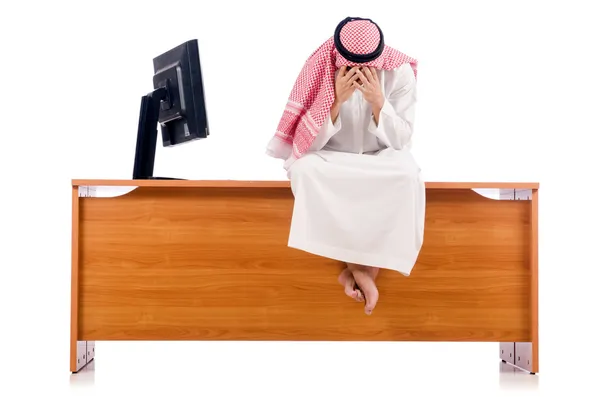 Arap adam masasında oturuyor — Stok fotoğraf