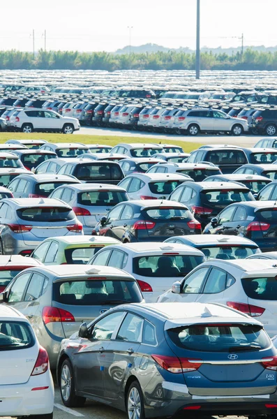 Toszkána, Olaszország - június 27.: új autó parkolt a disztribúciós központ — Stock Fotó