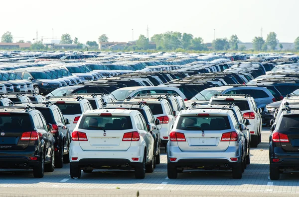 TUSCÂNIA, ITÁLIA - 27 de junho: Novos carros estacionados no centro de distribuição — Fotografia de Stock